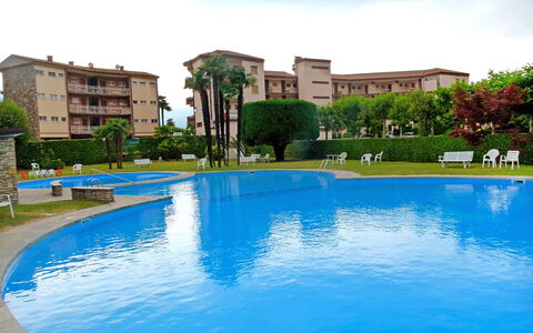 Belmonte: Water, Sky, Plant, Building, Daytime, Cloud, Swimming Pool, Azure, Tree, House