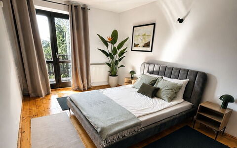 Zameczek Falsztyn: Bed, Furniture, Bedroom, Interior Design, Bedding, Bed Sheet, Flooring, Wood, Floor, Textile