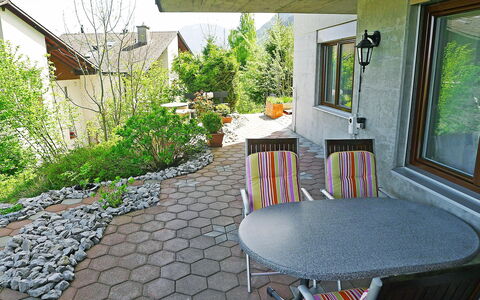 Emmetten 400: Property, Room, Building, House, Real Estate, Yard, Patio, Porch, Furniture, Interior Design