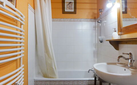 Lognan: Bathroom, Room, Property, Curtain, Interior Design, Tile, Shower Curtain, Bathroom Accessory, Wall, Plumbing Fixture