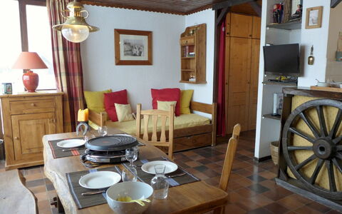 Lognan: Room, Furniture, Property, Living Room, Interior Design, Building, Dining Room, Table, Floor, House