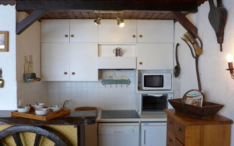 Lognan: Room, Property, House, Furniture, Building, Kitchen, Interior Design, Ceiling, Home, Table