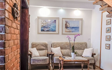 Bursztynowa: Furniture, Interior Design, Wall, Flooring, Floor, Couch, Wood, Room, Living Room, Ceiling