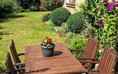 Bursztynowa: Furniture, Green, Outdoor Furniture, Garden, Outdoor Table, Shrub, Chair, Table, Flowerpot