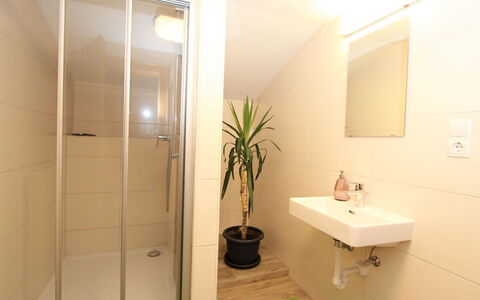 Gruber: Mirror, Property, Tap, Plumbing Fixture, Sink, Plant, Bathroom Sink, Building, Bathroom