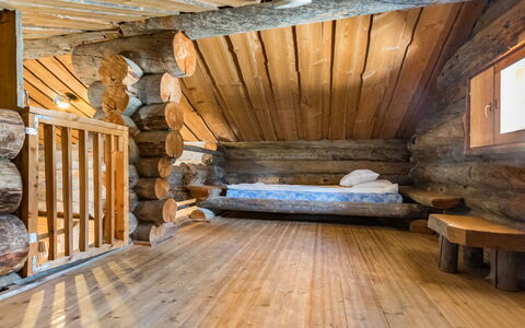 Seitsemän Savua 3: Wood, Ceiling, Hardwood, Flooring, Floor, Plank, Log Cabin, Wood Flooring, Attic, Room