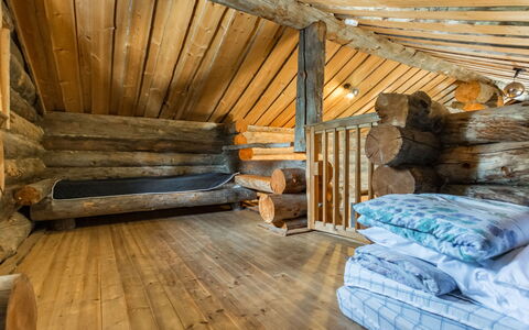 Seitsemän Savua 3: Wood, Ceiling, Floor, Hardwood, Attic, Room, Bedroom, Plank, Beam, Log Cabin