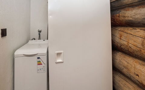 Rukasaukko: Wood, Flooring, Floor, Room, Ceiling, Wood Stain, Hardwood, Plumbing Fixture, Plywood, Wood Flooring