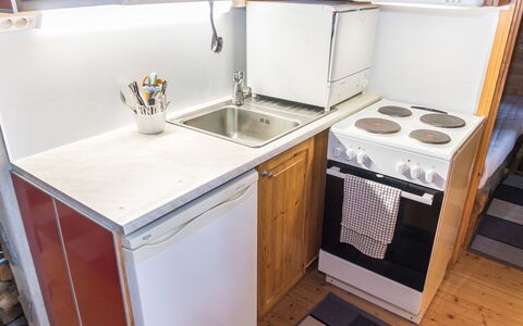 Saukkokumpu 3: Kitchen, Kitchen Appliance, Major Appliance, Flooring, Wood, Kitchen Sink, Countertop, Floor, Kitchen Stove, Interior Design