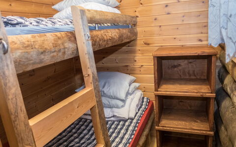 Saukkokumpu 3: Bunk Bed, Wood, Bedroom, Floor, Bed, Flooring, Bed Sheet, Bedding, Furniture, Interior Design