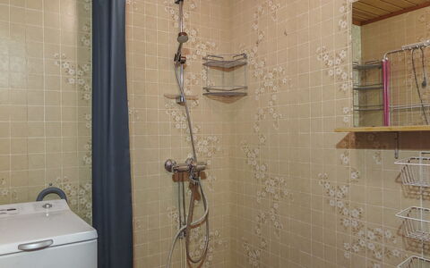 Saariselän Väärtin Kammi 1: Wall, Flooring, Floor, Plumbing Fixture, Interior Design, Room, Bathroom, Plumbing, Shower Head, Tile