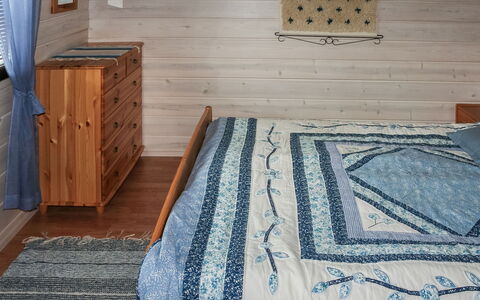 Ahonlaita: Wood, Bedroom, Flooring, Floor, Linens, Bed Sheet, Textile, Bedding, Furniture, Bed