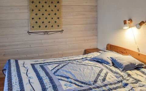 Ahonlaita: Wood, Bedroom, Bed Sheet, Linens, Flooring, Floor, Bedding, Room, Bed, Ceiling