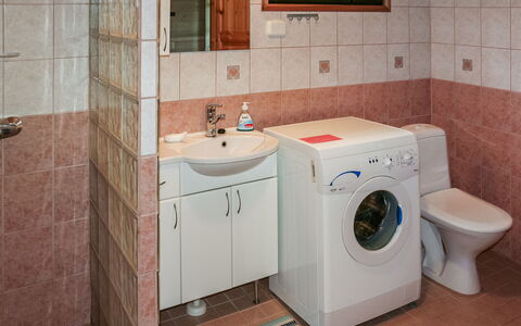 Ahonlaita: Plumbing Fixture, Flooring, Washing Machine, Bathroom Sink, Floor, Sink, Bathroom, Interior Design, Tap, Plumbing