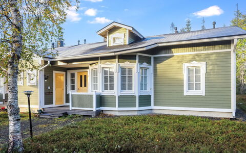 Rukan Taikavuosselin Helmi 8 a: Building, Window, House, Wood, Home, Siding, Roof, Architecture, Facade, Cottage
