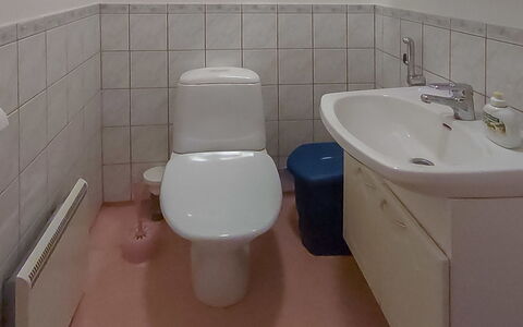 Harjurinne: Toilet Seat, Bathroom, Toilet, Bathroom Sink, Plumbing Fixture, Sink, Flooring, White, Floor, Interior Design