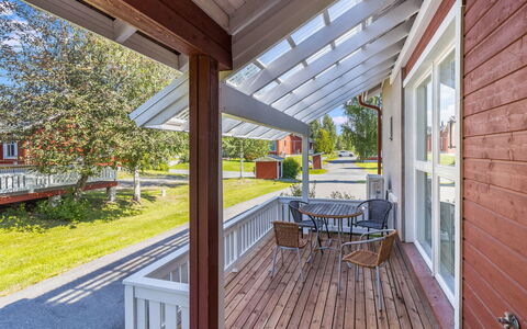 Tahko Ski Koivulantie: Wood, Home, Porch, House, Roof, Door, Composite Material, Deck, Cottage, Siding