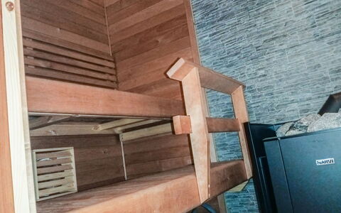 7152: Bed, Furniture, Bedroom, Interior Design, Bedding, Bed Sheet, Flooring, Wood, Floor, Room
