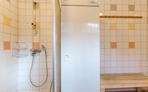 Keltavuokko: Wall, Flooring, Wood, Floor, Plumbing Fixture, Plumbing, Interior Design, Room, Ceiling, Bathroom