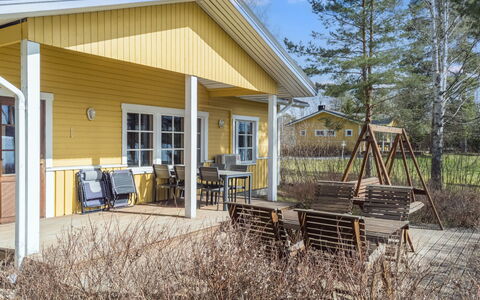 Keltavuokko: House, Cottage, Land Lot, Home, Estate, Porch, Shade, Yard, Siding, Landscaping