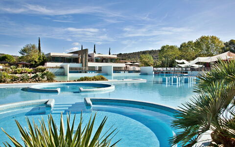 Deluxe: Water, Sky, Cloud, Water Resources, Plant, Daytime, Property, Swimming Pool, Natural Landscape, Azure