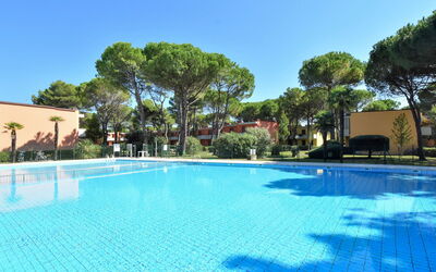 Bibione 380: Water, Sky, Building, Plant, Daytime, Property, Swimming Pool, Azure, Tree, Shade