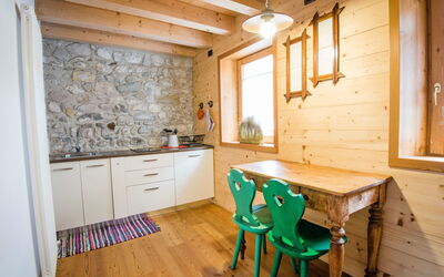Albergo Diffuso - Cjasa Ustin 100.5: Room, Property, Furniture, Building, Floor, Interior Design, Kitchen, Wood Flooring, House, Wood