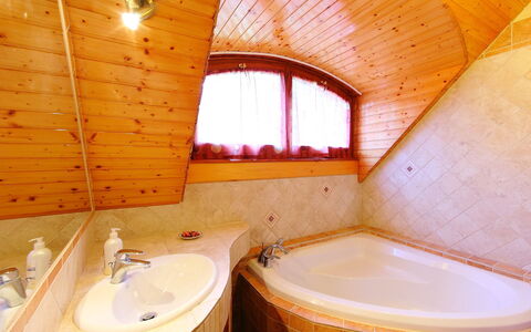 Albizia: Property, Room, Bathroom, Building, Interior Design, Jacuzzi, House, Real Estate, Architecture, Bathtub
