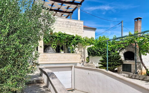 Bila Vila: Wall, Shade, Concrete, Balcony, Hacienda, Flowerpot, Houseplant, Daylighting, Courtyard