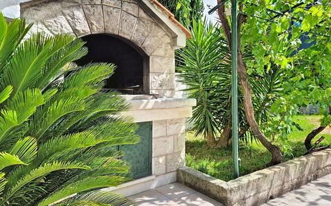 Bila Vila: Shrub, Garden, Shade, Landscaping, Hacienda, Design, Walkway, Yard