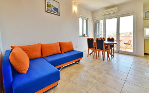 Karlobag 200: Room, Property, Furniture, Interior Design, Building, Living Room, Real Estate, Table, Floor, House