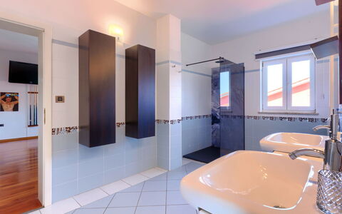 Lana: Mirror, Tap, Building, Sink, Plumbing Fixture, Wood, Bathroom, Window, Flooring, Floor