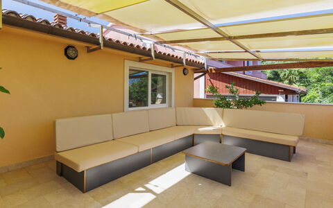 Licardo: Property, Couch, Building, Wood, Plant, Shade, Studio Couch, Living Room, Floor, Flooring