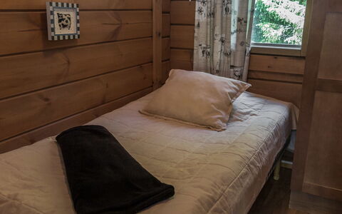 Tahkonbalju: Wood, Flooring, Bedroom, Floor, Bed, Interior Design, Furniture, Bed Sheet, Room, Bedding