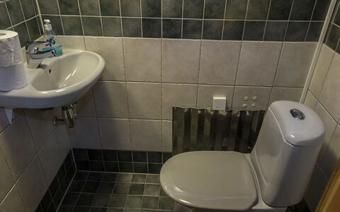 Tahkonbalju: Bathroom, Toilet Seat, Plumbing Fixture, Flooring, Toilet, Floor, Interior Design, Tile, Bathroom Sink, Plumbing