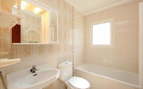 El Nido de Luisa: Bathroom, Property, Room, Interior Design, Tile, Wall, Floor, Building, Real Estate, Architecture