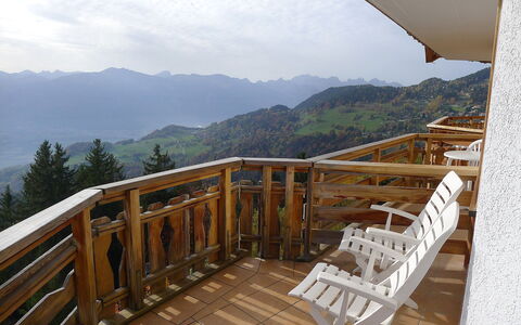 Villars 783: Property, Hill Station, Mountain, Room, House, Vacation, Real Estate, Wood, Building, Handrail