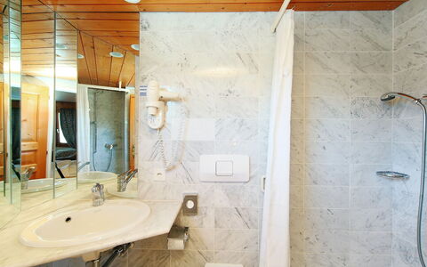 Accommodation:&nbsp;Le Bristol A46 783.20