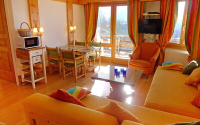 Le Bristol C36 783.22: Room, Property, Furniture, Building, Interior Design, Living Room, House, Suite, Comfort