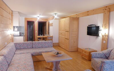 Le Bristol B11 783.9: Room, Furniture, Property, Living Room, Interior Design, Building, House, Floor, Table, Real Estate