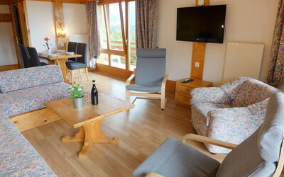 Le Bristol A20 783.16: Room, Property, Living Room, Furniture, Building, Interior Design, House, Table, Real Estate, Floor