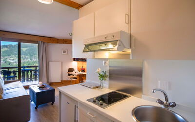 Le Bristol A25 783.31: Interior Design, Furniture, Room, Ceiling, Kitchen, Flooring, Cabinetry, Table, Chair, Television