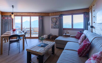 Bristol C40 783.30: Wood, Furniture, Interior Design, Ceiling, Room, Apartment, Wood Stain, Hardwood, Chair, Living Room