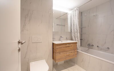 Le Bristol C32 783.29: Plumbing Fixture, Building, Bathtub, Tap, Bathroom, Bathroom Sink, Shower, Wood, House