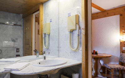 Accommodation:&nbsp;Le Bristol A16 783.17