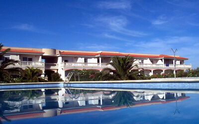 Deltebre 560: Sky, Cloud, Water, Building, Plant, Arecales, Tree, Swimming Pool, Shade, Seaside Resort
