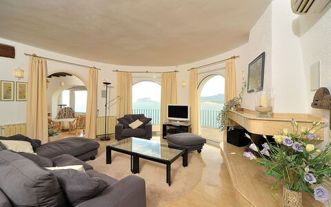 Vista Panorama: Living Room, Room, Property, Interior Design, Building, Furniture, Ceiling, Floor, House, Real Estate