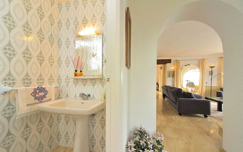 Vista Panorama: Property, Room, Interior Design, Bathroom, Building, Floor, Wall, Tile, Architecture, House