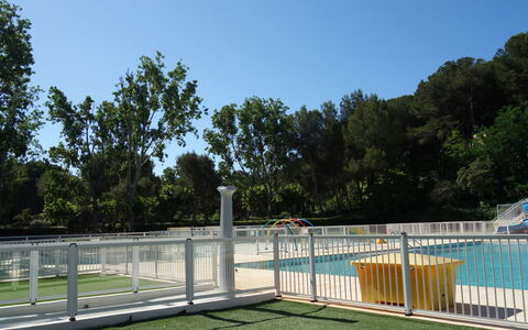 Les Morières: Sky, Water, Plant, Fence, Shade, Land Lot, Tree, Grass, Swimming Pool, Recreation