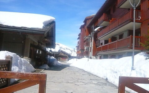 Tignes 396: Snow, Town, Winter, Building, Neighbourhood, Street, Freezing, Architecture, House, Road